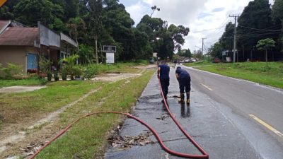 Tumpahan Solar Bikin Dua Pemotor Tergelincir di Jalan Raya Purwodadi – Pati, Damkar Turun Tangan