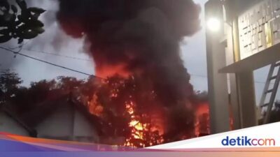 Gudang Ban Bekas Jombang Terbakar, Kerugian Capai Ratusan Juta Rupiah