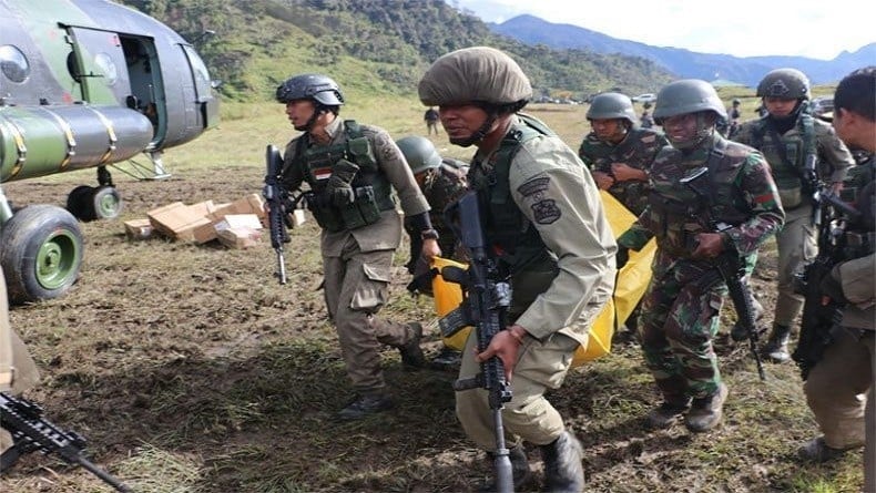 Dua Brimob Gugur Ditembak KKB Saat Amankan Proyek Jalan, Korban Dievakuasi ke Nabire Papua Tengah