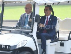 Australian Governor-General Tours Bandaragama BeeVeda Initiative