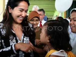 Kahiyang Ayu dan Ny Endang Kunjungi Posyandu Langkat