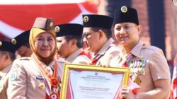 Murid SMP Al Hikmah Jadi Petugas Apel Pramuka, Berlayar di KRI Surabaya Bersama Khofifah