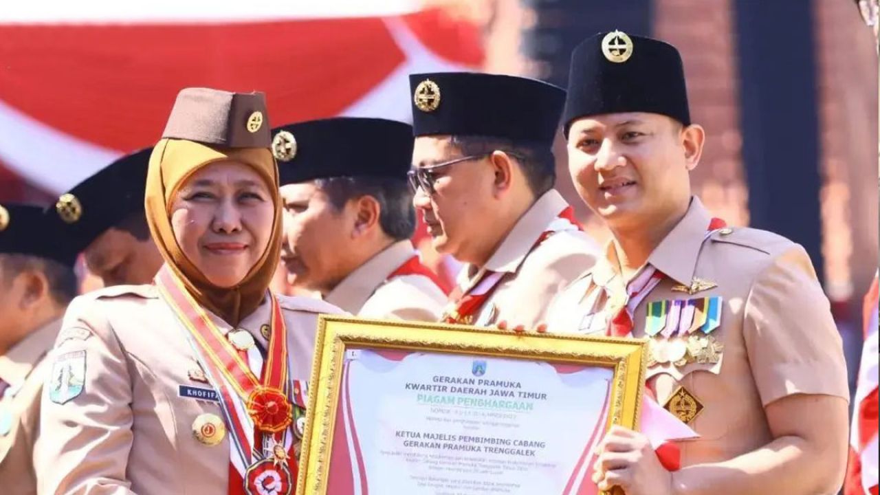 Murid SMP Al Hikmah Jadi Petugas Apel Pramuka, Berlayar di KRI Surabaya Bersama Khofifah