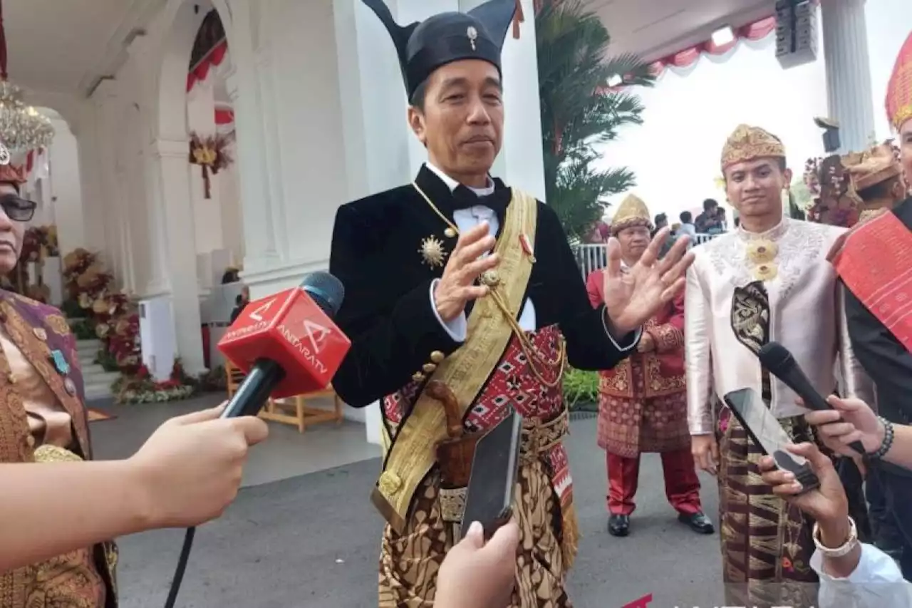 Gubernur Bobby, Wagub Surya, dan Sekdaprov Togap Kenakan Baju Adat dalam Upacara HUT RI ke-80