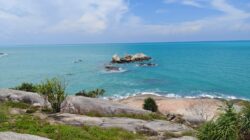 Lelah dengan Pantai Biasa? Coba 7 Pantai Unik di Sungailiat yang Jadi Favorit!