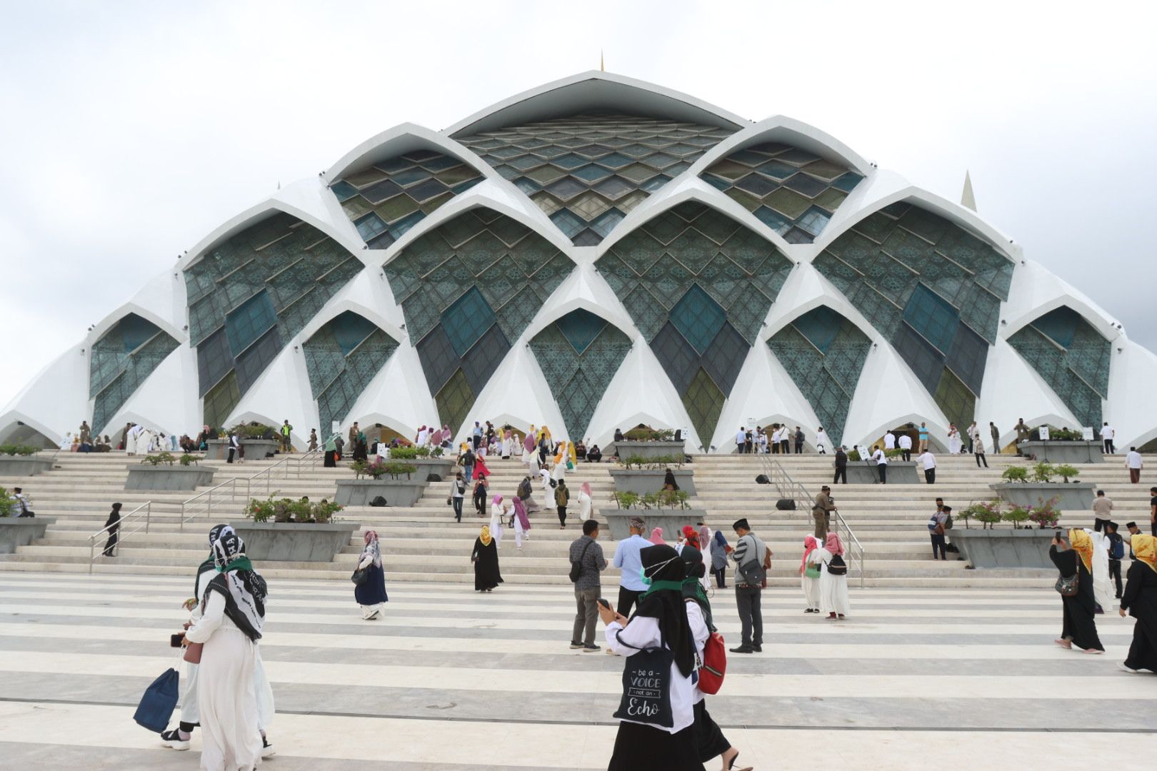 Indah dan Populer! 3 Wisata Menarik di Sekitar Masjid Al-Jabbar untuk Liburan Keluarga