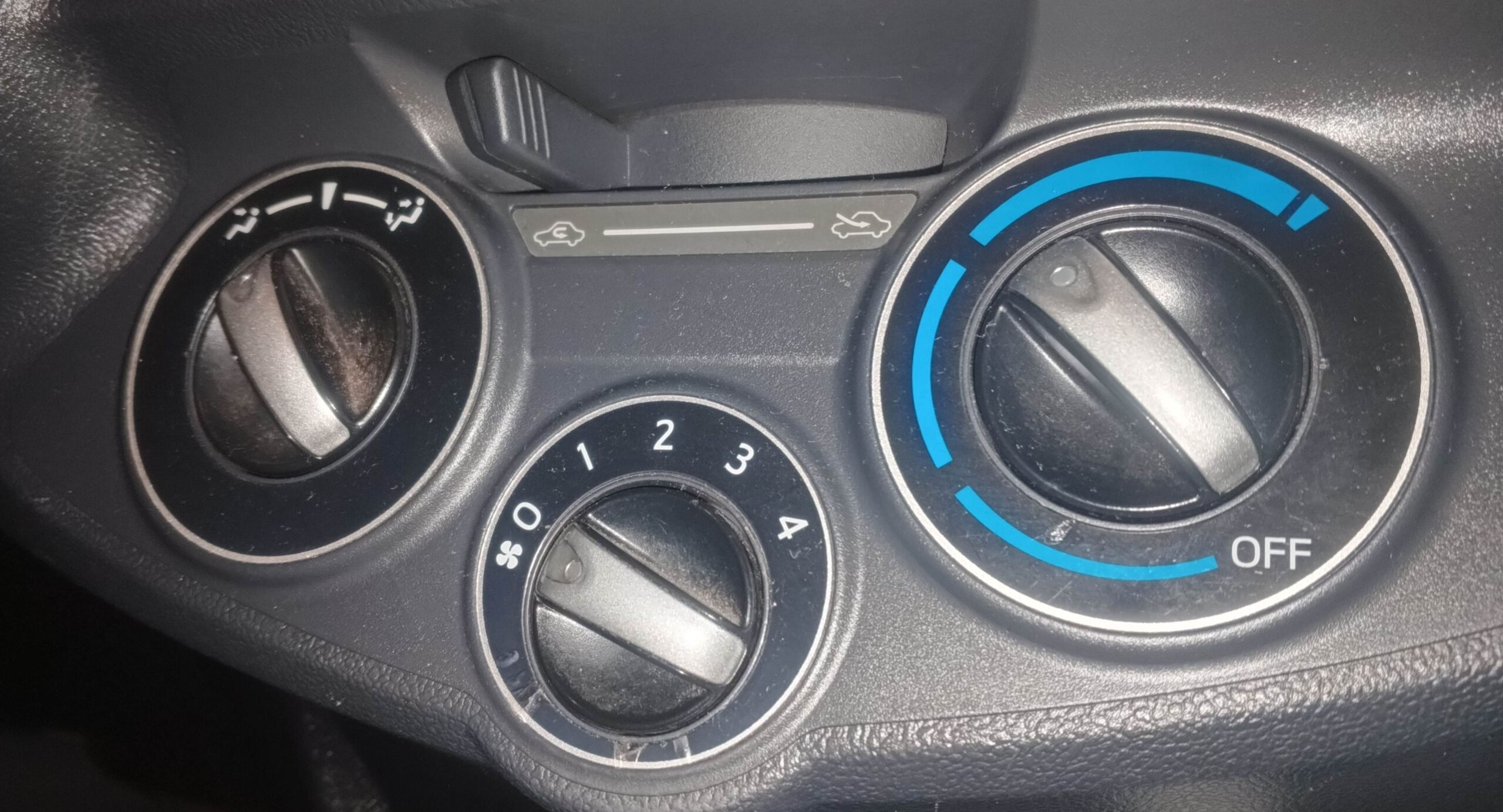 Tanda-Tanda AC Mobil Kehabisan Freon, Bukan Hanya Dingin Lagi