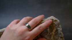 Arti Cincin di Jari Tengah Kiri Perempuan!