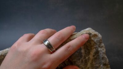 Arti Cincin di Jari Tengah Kiri Perempuan!