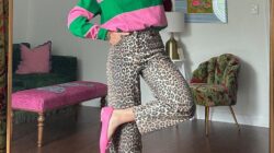 7 Gaya Outfit Pestapora, Nuansa Brave Pink dan Hero Green