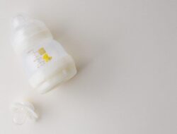 6 Cara Bersihkan Botol Susu Bayi dengan Benar, Jaga Kesehatan Anak