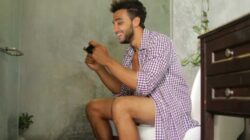 Mengapa Terlalu Lama Main Ponsel di Toilet Berbahaya?