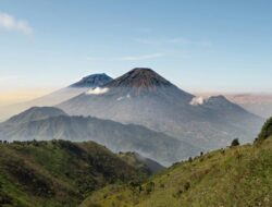 Definisi Liburan Cantik: Matahari Terbit Indah di Gunung Jawa Tengah Seperti Lukisan Mewah