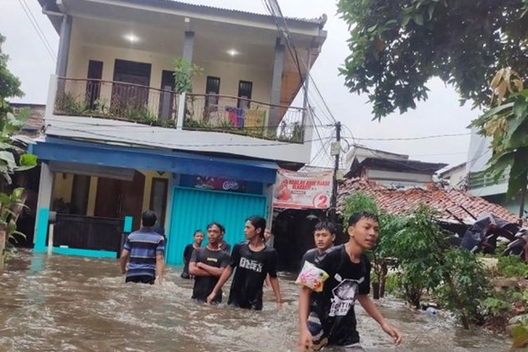 Kali Mampang Meluap, 12 RT di Jaksel Terendam Banjir
