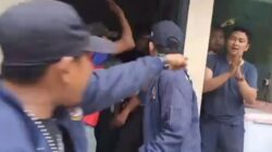 Viral! Petugas Dishub Dihakimi Karang Taruna Saat Santai di Pos: Kerja Dong Lo!
