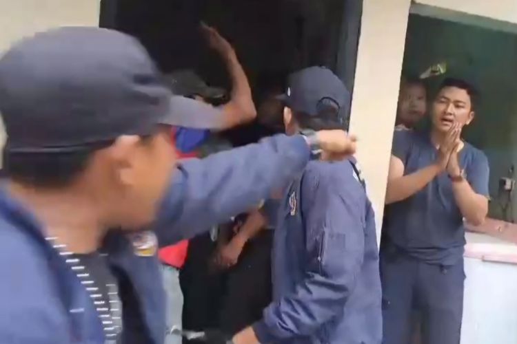 Viral! Petugas Dishub Dihakimi Karang Taruna Saat Santai di Pos: Kerja Dong Lo!