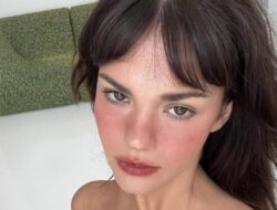 Melihat Gaya Minimalis Maia Mitchell Merias Wajahnya