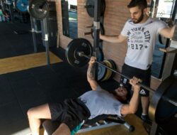 Panduan Bench Press: Manfaat, Teknik, dan Variasi