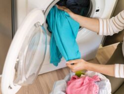 6 Cara Cuci Baju yang Benar, Pakaian Tetap Segar dan Tidak Luntur