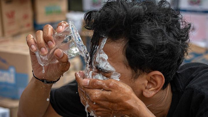 Jika Terkena Gas Air Mata, Ini Cara Mengatasinya