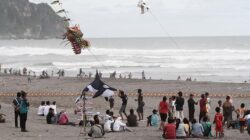 Gelombang Tinggi Ancam Wisata Pantai Yogyakarta