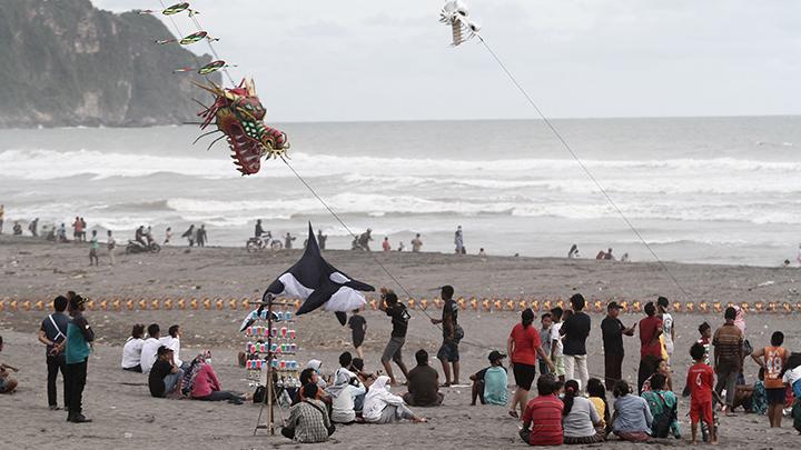 Gelombang Tinggi Ancam Wisata Pantai Yogyakarta