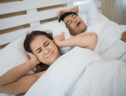 Tidur Terusik Karena Pasangan Ngorok? Waspada, Bisa Jadi Sleep Apnea! Ini Tanda dan Cara Mengatasinya