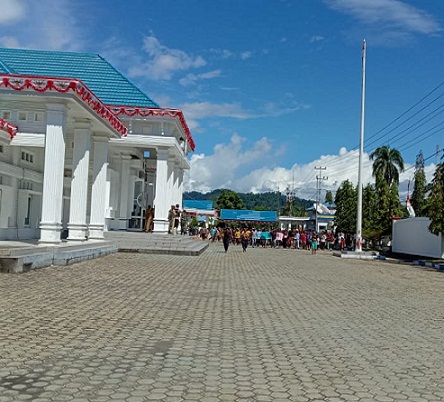 Bupati Nabire Naik Motor ke Kantor: Aksi Nyentrik Saat Harga BBM Melambung