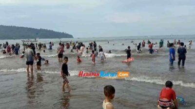 Wisatawan Padati Pantai Barat Pangandaran Saat Libur Panjang, Ekonomi UMKM Meningkat