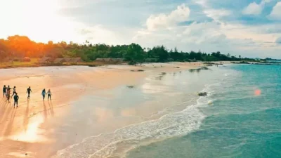 Pantai Rambak dan Batu Tunggal: Surga Tersembunyi yang Kini Jadi Trend 2025