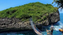 Menerjang Jembatan Gantung Menuju Pulau Kalong Yogyakarta