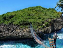 Menerjang Jembatan Gantung Menuju Pulau Kalong Yogyakarta