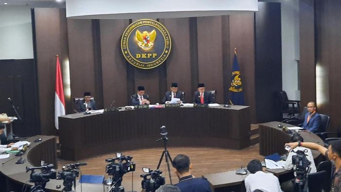 DKPP Sidang Etik, Ketua Bawaslu Kalteng Nolak Tuduhan PMII Lalai Tangani Politik Uang