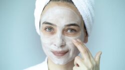 5 Kesalahan Penggunaan Masker yang Rusak Kulit, Nomor 3 Paling Umum!