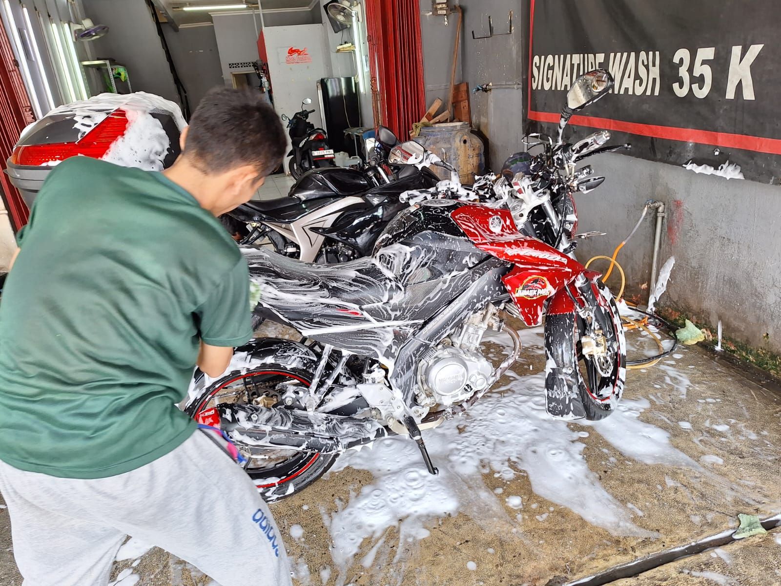 Dua Dampak Negatif Cuci Motor Bekas Pakai Sabun Colek, Waspada!
