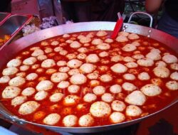 Berbagai Macam Bakso Menarik Pengunjung di Taman Balai Kota Bandung