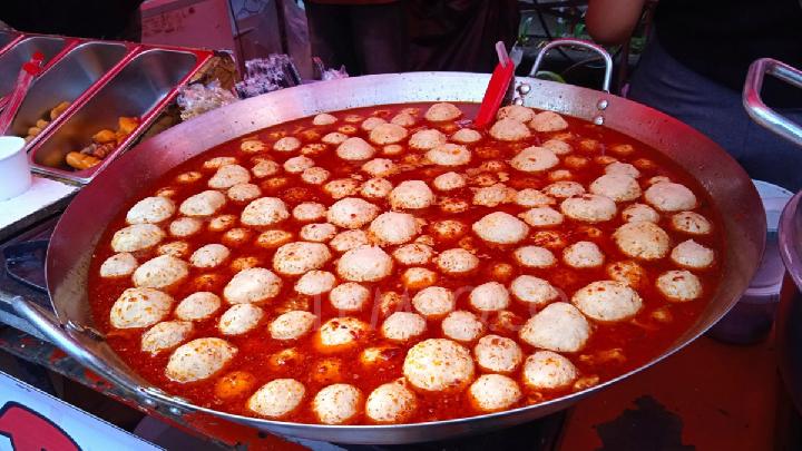 Berbagai Macam Bakso Menarik Pengunjung di Taman Balai Kota Bandung
