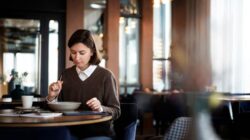 7 Sifat Luar Biasa Orang yang Lebih Suka Makan Sendiri, Apa Saja?
