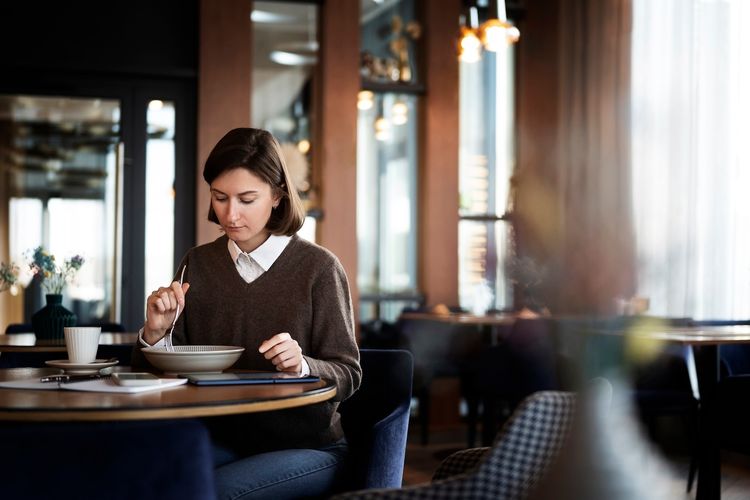 7 Sifat Luar Biasa Orang yang Lebih Suka Makan Sendiri, Apa Saja?