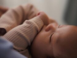 Ayah Viral Tenangkan Bayi dengan ‘Om’, Benarkah Ampuh?