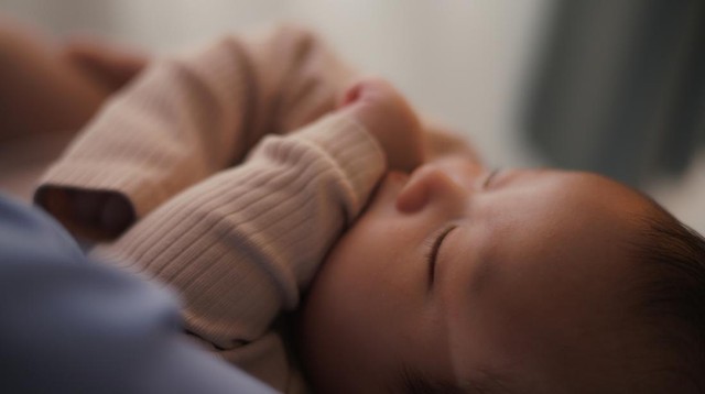 Ayah Viral Tenangkan Bayi dengan ‘Om’, Benarkah Ampuh?