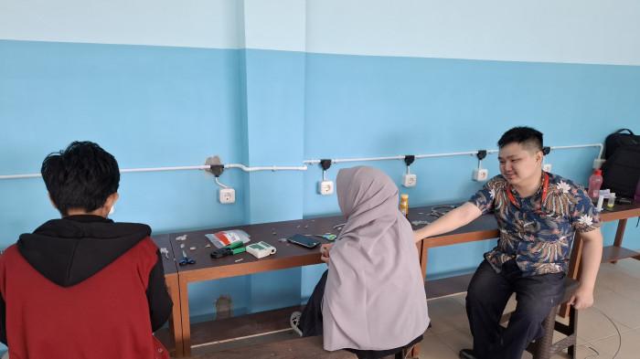 Tim PkM Mikroskil Bangun Jaringan Komputer Canggih untuk Infrastruktur Digital Sekolah