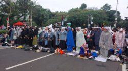 Ribuan Peserta Aksi Salat Ashar Berjamaah di Depan Kedubes AS, Ustad Bachtiar Nasir Jadi Imam