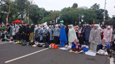 Ribuan Peserta Aksi Salat Ashar Berjamaah di Depan Kedubes AS, Ustad Bachtiar Nasir Jadi Imam