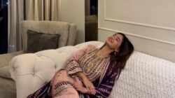 10 Potret Anushka Sen Rayakan Dhanteras 2025, Bareng Anjing Kesayangan