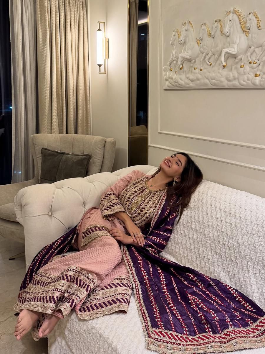 10 Potret Anushka Sen Rayakan Dhanteras 2025, Bareng Anjing Kesayangan
