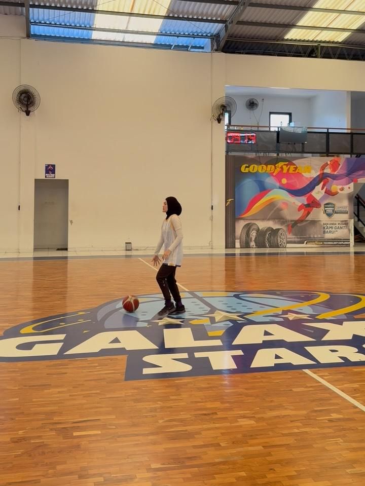 8 Potret Henny Rahman Latihan Basket, Semangat meski Bukan Atlet