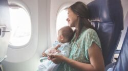 Tips Perjalanan Udara Bersama Anak dari Pramugari Berpengalaman