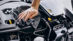 Cara Aman Bersihkan Ruang Mesin Mobil Tanpa Risiko Korslet