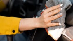 Lap Microfiber atau Kanebo, Lebih Aman Mana untuk Cat Mobil?